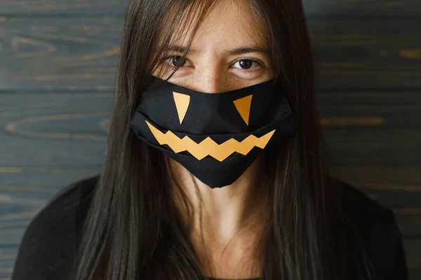 Νεαρή Γυναίκα Μαύρη Σατανική Μάσκα Σκούρο Ξύλινο Φόντο Μείνετε Δημιουργικοί — Φωτογραφία Αρχείου