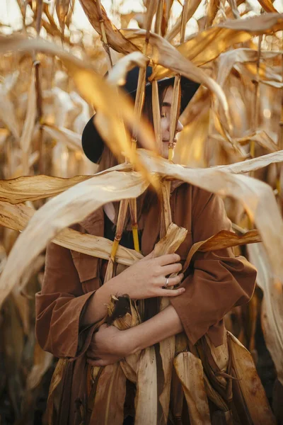 Młoda Modna Kobieta Przytulająca Kukurydzę Ciepłym Świetle Zachodu Słońca Stylowa — Zdjęcie stockowe