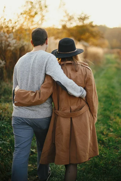 Casal Elegante Feliz Abraçando Andando Prado Outono Luz Quente Pôr — Fotografia de Stock