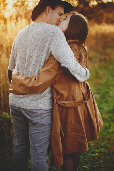 Feliz Pareja Elegante Besándose Prado Otoño Cálida Luz Del Atardecer —  Fotos de Stock