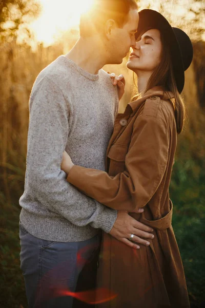 Feliz Pareja Elegante Abrazándose Prado Otoño Cálida Luz Del Atardecer —  Fotos de Stock