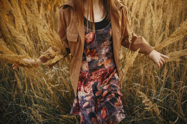 Stijlvolle Boho Vrouw Wandelen Tussen Gras Kruiden Herfst Veld Warme — Stockfoto