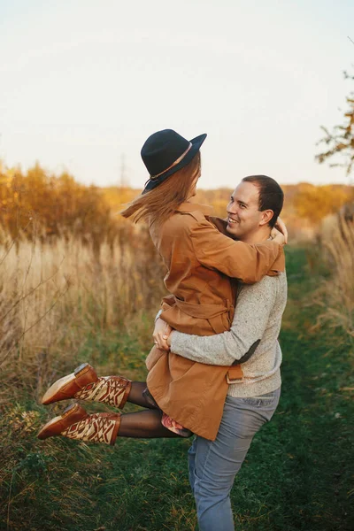 Joyeux Couple Élégant Dansant Dans Prairie Automne Dans Lumière Coucher — Photo