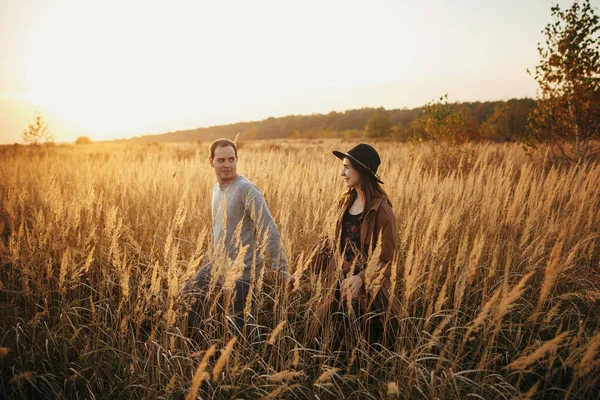 Elegante Pareja Caminando Cálida Luz Del Atardecer Campo Otoño Joven — Foto de Stock