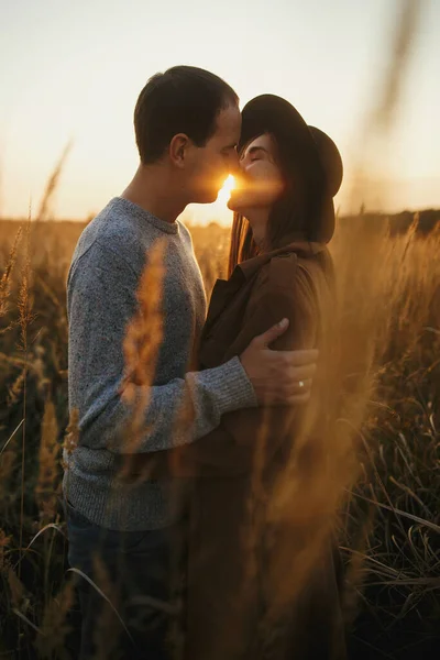 Elegante Pareja Sensual Abrazándose Cálida Luz Del Atardecer Campo Otoño —  Fotos de Stock