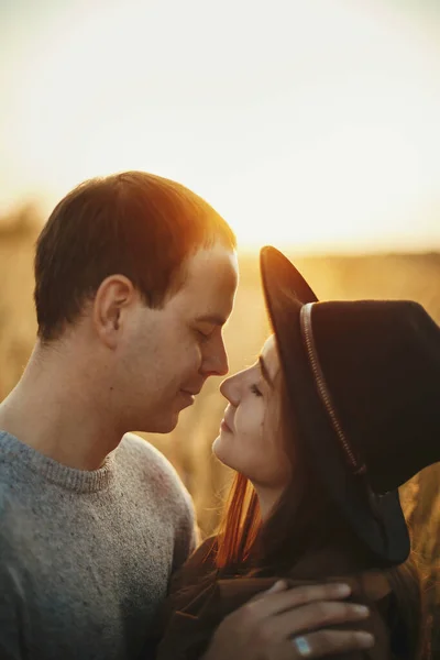 Elegante Pareja Sensual Abrazándose Cálida Luz Del Atardecer Campo Otoño —  Fotos de Stock