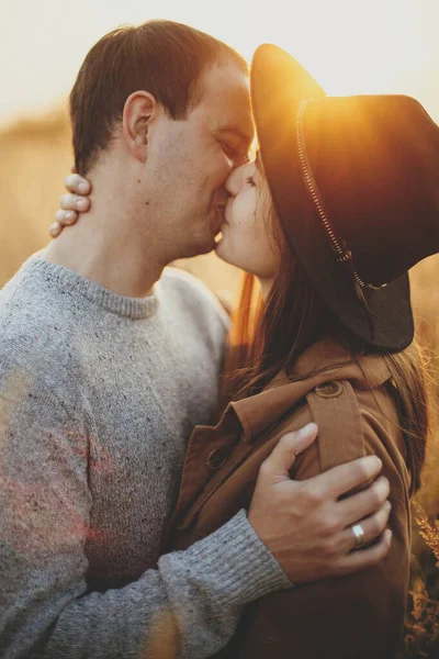 Couple Élégant Embrassant Dans Lumière Coucher Soleil Chaud Dans Champ — Photo