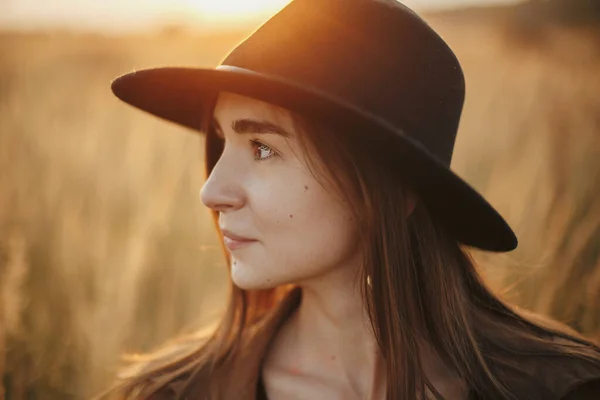 Portré Elegáns Boho Meleg Naplemente Fény Őszi Területen Fiatal Divatos — Stock Fotó