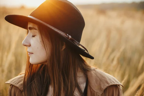 Potret Wanita Boho Yang Tenang Dalam Cahaya Matahari Terbenam Yang — Stok Foto