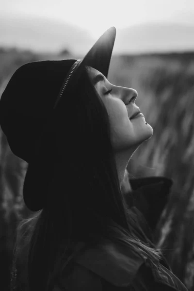 Retrato Mujer Boho Tranquila Luz Del Atardecer Campo Otoño Joven —  Fotos de Stock