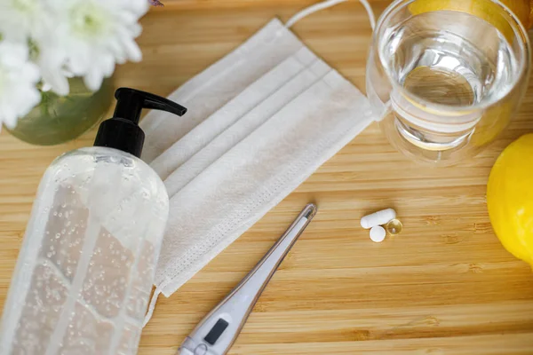 Vitamin Vitamin Dan Pil Seng Atas Meja Kayu Dengan Topeng — Stok Foto