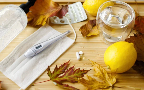 Vitamine Vitamine Zink Pillen Houten Tafel Met Gezichtsmasker Desinfectie Gel — Stockfoto