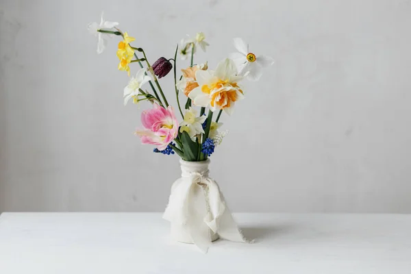 Flores Primavera Elegantes Vaso Com Fita Ainda Vida Belos Narcisos — Fotografia de Stock