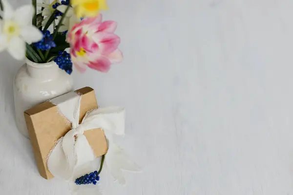 Caixa Presente Elegante Com Fitas Flores Primavera Mesa Branca Rústica — Fotografia de Stock
