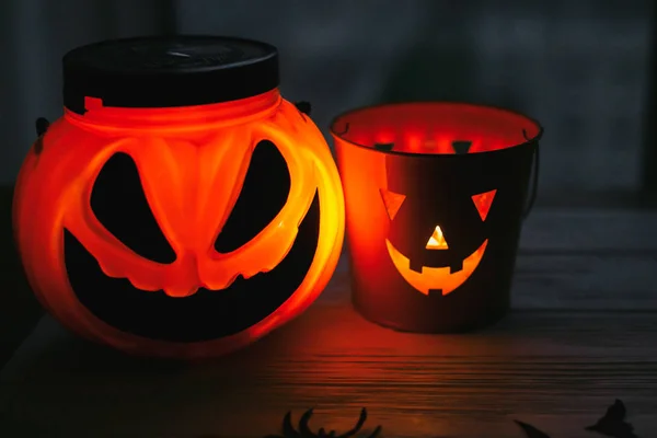 Frohliches Halloween Leuchtende Jack O Laterne Gesicht In Der Dunkelheit Spuk Atmospharische Jack O Laterne Gluhenden Kurbis Eimer Auf Schwarzem Hintergrund Susses Oder Saures Kopierraum Gespenstisch Herbst Stock Photo 315885814