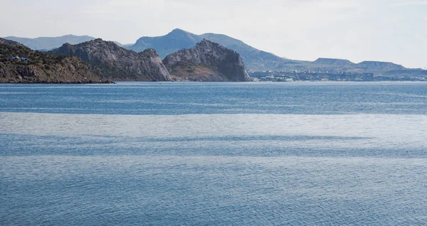 Calma Mar Azul Con Pequeñas Ondas Superficie Montañas Casas Horizonte — Foto de Stock