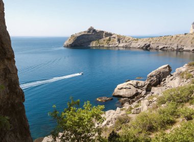 Bay kayalarla çevrili, güzel manzarasına. Crimea.