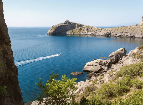 Bay kayalarla çevrili, güzel manzarasına. Crimea.