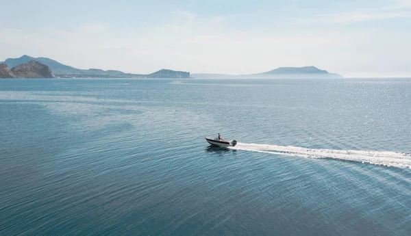 Paisaje Marino Con Montañas Horizonte Barco Motor Flotando Agua Crimea — Foto de Stock