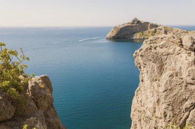 Karadeniz Bay resifleri ve kayalar tarafından çevrili. Crimea.