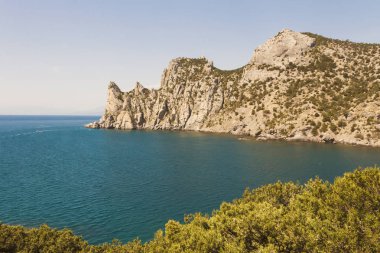 Dağ, deniz için olağanüstü uzakta kıyıdan yemyeşil bitki örtüsü ile büyümüş görünür yolgösterendir.