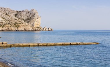 Mavi deniz, gökyüzü ve Karadeniz Bay.Crimea buzlu, yatay.
