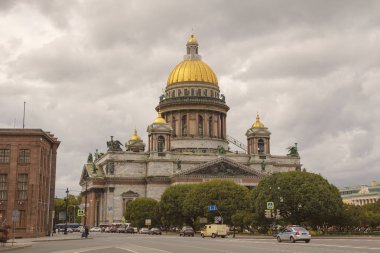 Ağaçlar St. Isaac's Katedrali ve bitişik cadde ve Park manzaralı. Sonbahar St. Petersburg.