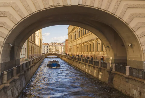 Hermitage köprü kış groove kanalının görünümünden ve Yelkenli tekne. Saint-Petersburg.