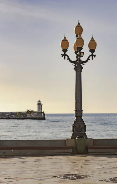 Hermosa Linterna Antigua Terraplén Yalta Justo Enfrente Del Faro Crimea — Foto de Stock