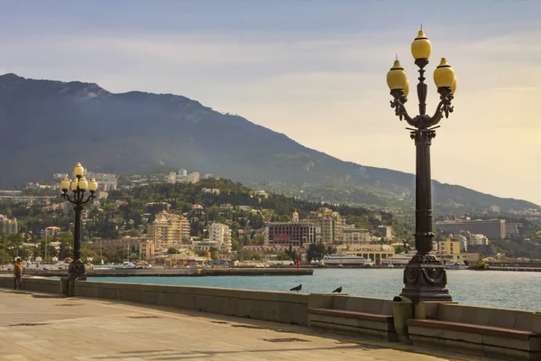 Orta Yalta ve çevredeki dağların eski fener ile dekore edilmiş waterfront, üzerinden görüntüleyin. Crimea.