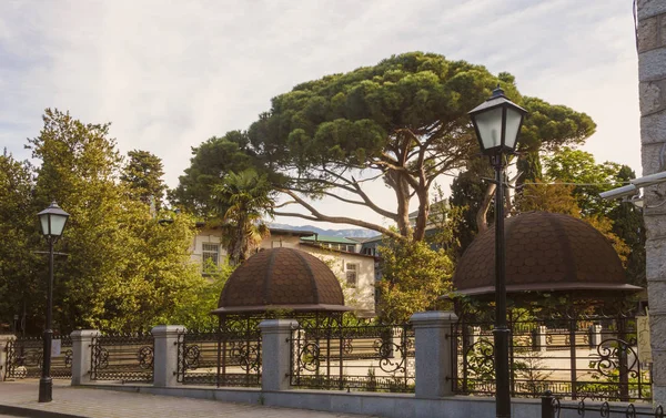 Eski Yalta Dövme Demir Çubuklar Gazebos Bir Avluya Merkezinde Küçük — Stok fotoğraf