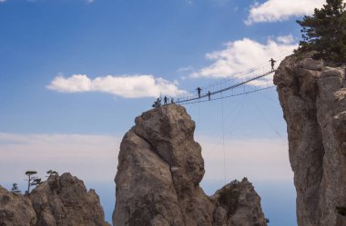 Mount Ai-Petri dişlerinde Plato görünümü, arasında hangi kablo arabaları gergin, insanlar onlara hareket ile.