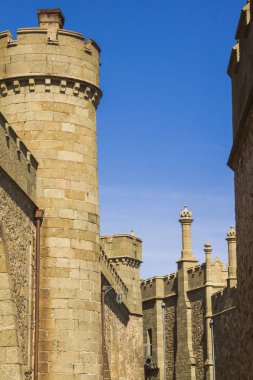 Vorontsov Sarayı Müzesi'nin taş duvarları ve kuleleri mavi gökyüzüne karşı. Kırım.