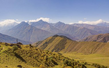 Dağlar ve vadiler ağaçlarla kaplı. Ingushetia 'da sonbahar. Kuzey Kafkasya.