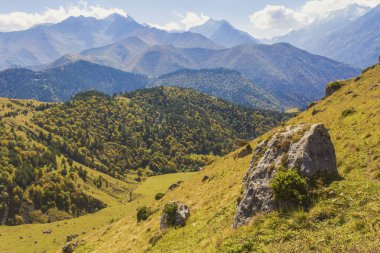 Resimli dağ geçidi Eylül ayında Tsey-Loam 'da. Ingusheti.Kuzey Kafkasya.