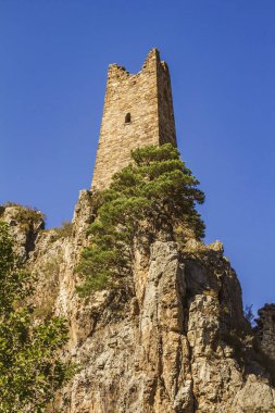 Dikenli kayalıkların tepelerine inşa edilmiş antik zaptedilemez taş bir kale. Kafkaslar..