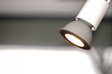 Kopya alanı ile led spot ışıküzerinde gri ve beyaz arka plan