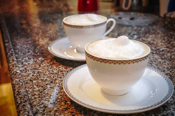 Düz beyaz kahve hazırlama evde — Stok fotoğraf
