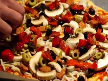 Ev yapımı pizza hazırlık fırın pişirme önce hamur malzemeleri koyarak