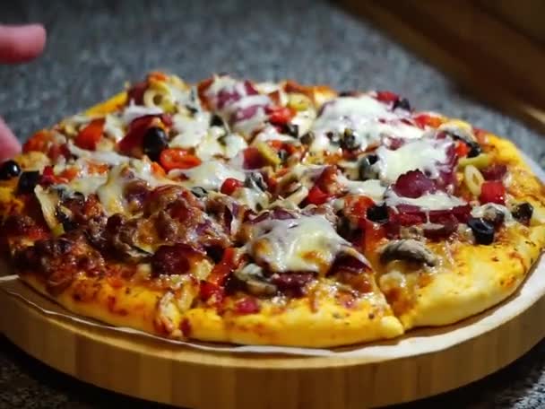 Girando Pizza Appena Sfornata Fatta Casa Sulla Culla Legno — Video Stock