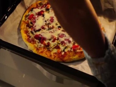 Taze ev yapımı pizza eşit pişirme için pişirme fırın sırasında dönüm
