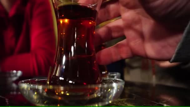 Turkse Thee Drinken Uit Traditionele Dunne Buik Glas — Stockvideo