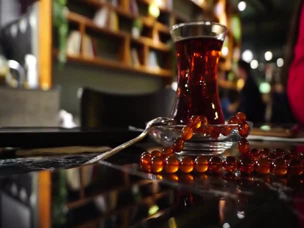 饮用传统薄腹玻璃的土耳其茶 — 图库视频影像