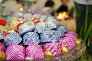 Pasta ve choc süsler konseptiyle catering nişan mumlar