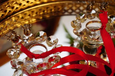 Kırmızı kurdele ayna zemin üzerine nişan yüzük