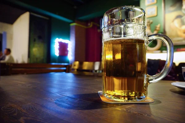 Grande caneca de cerveja na mesa de madeira vista de perto com espaço de cópia — Fotografia de Stock