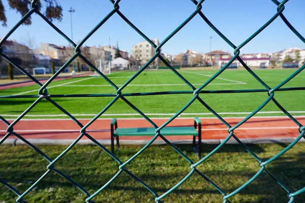 Yeşil kabloyu çitin arkasına adamlar futbol sahası görünümü kapatın