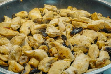 Krema soslu tavada pişirildikten kavrulmuş tavuk