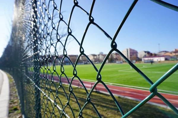 Yeşil kabloyu çitin arkasına adamlar futbol sahası görünümü kapatın