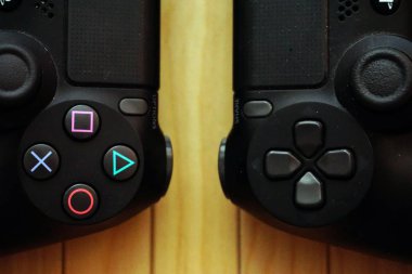 22.03.2019 Eskişehir. Ahşap arka plan üzerinde iki ps4 gamepads görünümü kapatın